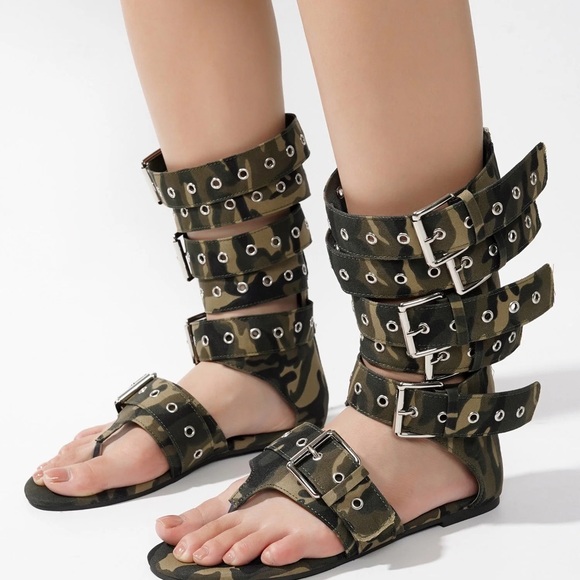 Cape Robbin Shoes - Viki Denim Belt Buckled Flat Sandals - Camouflage 🔥 Size 6 BRAND NEW ❣️